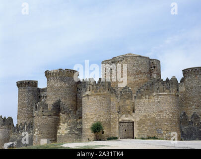 L'Espagne, Castille et León, province de Cuenca. Vue sur le château médiéval de Belmonte. Il a été construit pendant la seconde moitié du 15ème siècle, par ordre de Don Juan Pacheco, 1er marquis de Villena. Banque D'Images