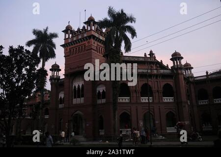 Dhaka, Bangladesh. 5ème Oct, 2019. Une vue de face Curzon Hall au cours de la coucher du soleil, un bâtiment de l'époque de l'Empire britannique et maintenant accueil de la Faculté des sciences de l'Université de Dacca. Credit : MD Mehedi Hasan/ZUMA/Alamy Fil Live News Banque D'Images