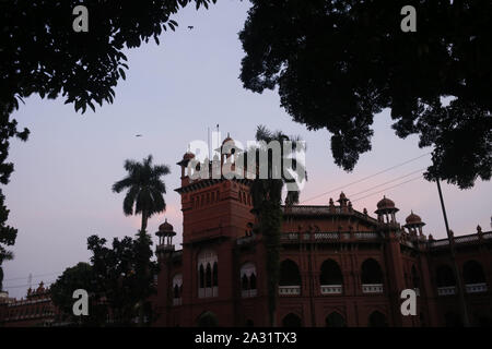 Dhaka, Bangladesh. 5ème Oct, 2019. Une vue de face Curzon Hall au cours de la coucher du soleil, un bâtiment de l'époque de l'Empire britannique et maintenant accueil de la Faculté des sciences de l'Université de Dacca. Credit : MD Mehedi Hasan/ZUMA/Alamy Fil Live News Banque D'Images