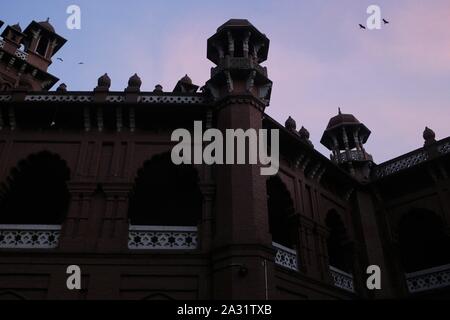 Dhaka, Bangladesh. 5ème Oct, 2019. Une vue de face Curzon Hall au cours de la coucher du soleil, un bâtiment de l'époque de l'Empire britannique et maintenant accueil de la Faculté des sciences de l'Université de Dacca. Credit : MD Mehedi Hasan/ZUMA/Alamy Fil Live News Banque D'Images