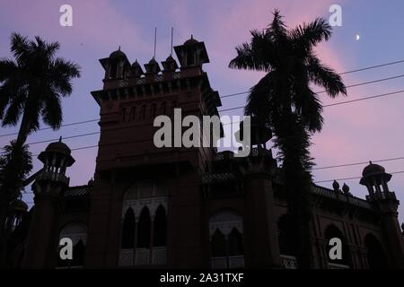 Dhaka, Bangladesh. 5ème Oct, 2019. Une vue de face Curzon Hall au cours de la coucher du soleil, un bâtiment de l'époque de l'Empire britannique et maintenant accueil de la Faculté des sciences de l'Université de Dacca. Credit : MD Mehedi Hasan/ZUMA/Alamy Fil Live News Banque D'Images