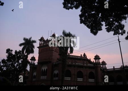 Dhaka, Bangladesh. 5ème Oct, 2019. Une vue de face Curzon Hall au cours de la coucher du soleil, un bâtiment de l'époque de l'Empire britannique et maintenant accueil de la Faculté des sciences de l'Université de Dacca. Credit : MD Mehedi Hasan/ZUMA/Alamy Fil Live News Banque D'Images