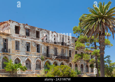 Vieux bâtiment abandonded, presque ruiné, dans l'île de Lesvos, Grèce, Europe. Il a été utilisé comme hôtel pendant un certain temps au début des années 1900. Banque D'Images