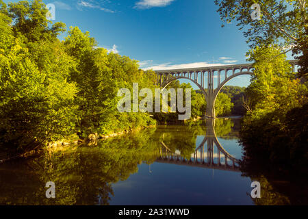 Pont en arc enjambant une rivière Cuyahoga Valley National Park Banque D'Images