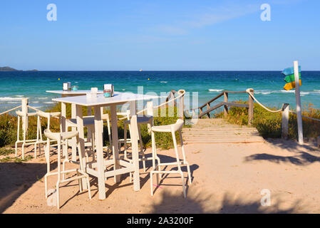 Table avec des chaises dans un café donnant sur la plage de Muro (Playa de Muro) à Majorque. Espagne Banque D'Images