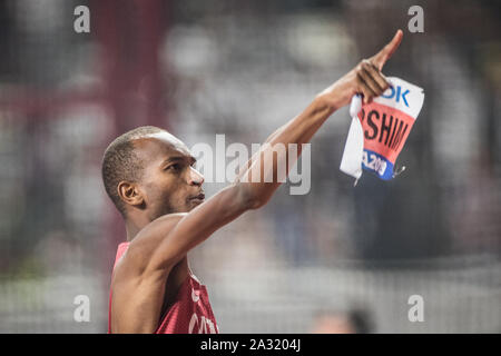 Doha, Qatar. 08Th Oct, 2019. L'athlétisme, le championnat du monde de l'IAAF à Khalifa International Stadium : Saut en hauteur, hommes, finale. Mutaz Essa Barshim Champion du Monde de Qatar cheers après son dernier saut. Credit : Oliver Weiken/dpa/Alamy Live News Banque D'Images