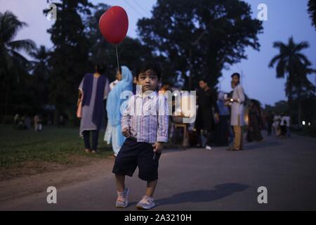 Dhaka, Bangladesh. 5ème Oct, 2019. Un jeu d'enfant avec un ballon sur une maison de vacances pendant le coucher du soleil près de la zone de l'université de Dacca. Credit : MD Mehedi Hasan/ZUMA/Alamy Fil Live News Banque D'Images