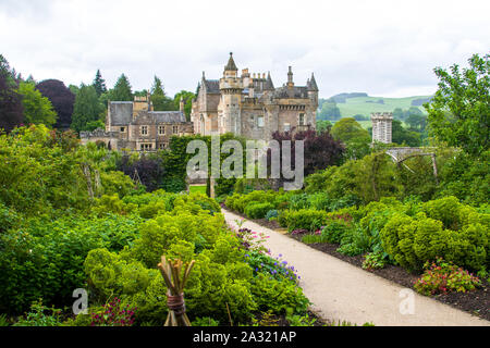 Les voyageurs Programme Frontière de l'Écossais, Juin 4th, 2019 à pied à Abbotsford, l'Hôtel particulier baronnial de Sir Walter Scott et de pêche le long de la rivière Tweed, Banque D'Images