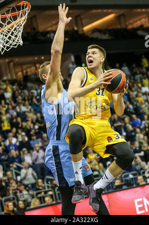 Berlin, Allemagne. 08Th Oct, 2019. Basket-ball : l'Euroleague, Alba Berlin - Zenit Saint-Pétersbourg, tour principal, 1re journée, Mercedes Benz Arena. ALBA's Rokas Giedraitis (r) passe à la basket contre Colton Iverson du Zenit Saint-Pétersbourg. Crédit : Andreas Gora/dpa/Alamy Live News Banque D'Images