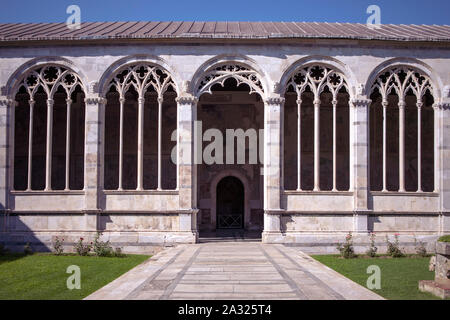 Camposanto monumentale de Pise. Cimetière Monumental, cour intérieure. Des colonnes et arcades. Vue de l'intérieur. L'Italie, la Toscane. Banque D'Images