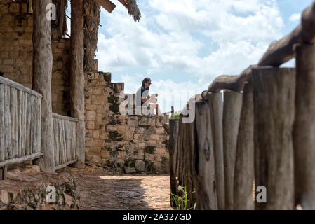 Femme voyageur en prenant des photos des ruines Ek Balam au Yucatan, Mexique Banque D'Images