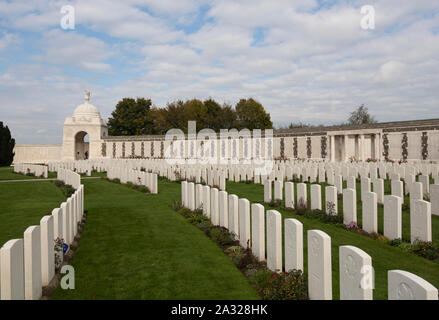 Zonnebeke, Belgique, 07/10/2017. Cimetière de Tyne Cot, le plus grand cimetière de guerre du Commonwealth dans le monde en termes d'inhumations. Le Mémorial de Tyne Cot maintenant b Banque D'Images