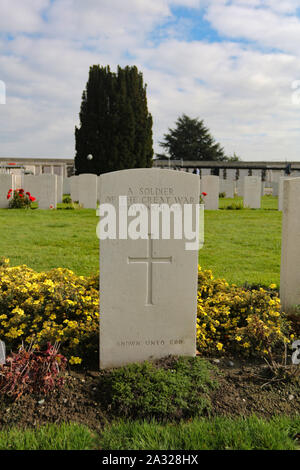 Zonnebeke, Belgique, 07/10/2017. Cimetière de Tyne Cot, le plus grand cimetière de guerre du Commonwealth dans le monde en termes d'inhumations. Le Mémorial de Tyne Cot maintenant b Banque D'Images