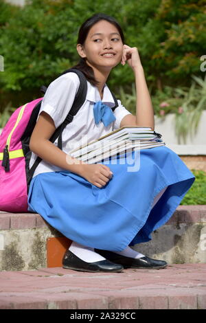 Une jolie étudiante asiatique pense Banque D'Images