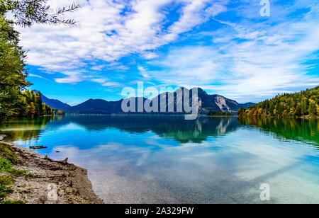 Vue idyllique sur le lac Walchen, close avec montagnes des Alpes, Italia mountain. Bayern (Bavière). Allemagne, frontière avec l'Autriche, le Tyrol , à l'automne. Banque D'Images