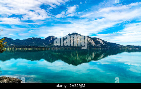 Vue idyllique sur le lac Walchen, close avec montagnes des Alpes, Italia mountain. Bayern (Bavière). Allemagne, frontière avec l'Autriche, le Tyrol , à l'automne. Banque D'Images