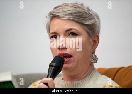 Manchester, UK. 4e octobre 2019. L'écrivain féministe australienne Ford Clémentine apparaît au festival de littérature de Manchester discuter de son livre Les garçons seront des garçons. © Russell Hart/Alamy Live News. Banque D'Images