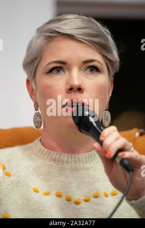 Manchester, UK. 4e octobre 2019. L'écrivain féministe australienne Ford Clémentine apparaît au festival de littérature de Manchester discuter de son livre Les garçons seront des garçons. © Russell Hart/Alamy Live News. Banque D'Images