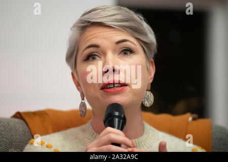 Manchester, UK. 4e octobre 2019. L'écrivain féministe australienne Ford Clémentine apparaît au festival de littérature de Manchester discuter de son livre Les garçons seront des garçons. © Russell Hart/Alamy Live News. Banque D'Images