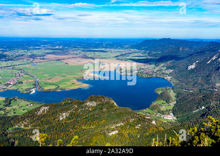 Vue idyllique sur le lac Kochelsee, Kochel, avec à proximité de Walchensee, alpes de Herzogstein la montagne. Bayern (Bavière). Allemagne, frontière avec l'Aus Banque D'Images