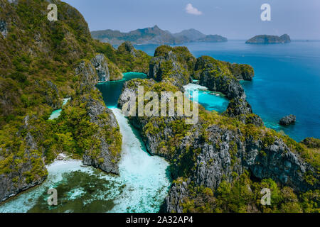 Vue aérienne de Grand et petit lagon. Docks de Miniloc Island, El Nido, Palawan, Philippines. Crête calcaire karstique surréaliste de la formation. Asie Banque D'Images
