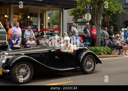 MCMINNVILLE, OU, USA - Aug 24, 2019 : Un rassemblement de voitures anciennes dans le centre-ville de Mcminnville, ou. Banque D'Images