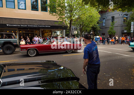 MCMINNVILLE, OU, USA - Aug 24, 2019 : Un rassemblement de voitures anciennes dans le centre-ville de Mcminnville, ou. Banque D'Images