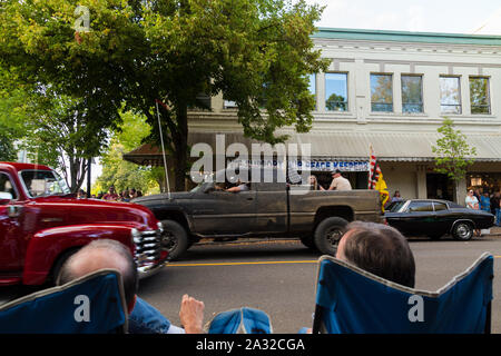 MCMINNVILLE, OU, USA - Aug 24, 2019 : Un rassemblement de voitures anciennes dans le centre-ville de Mcminnville, ou, avec l'un de nos troupes signe sur un bâtiment. Banque D'Images