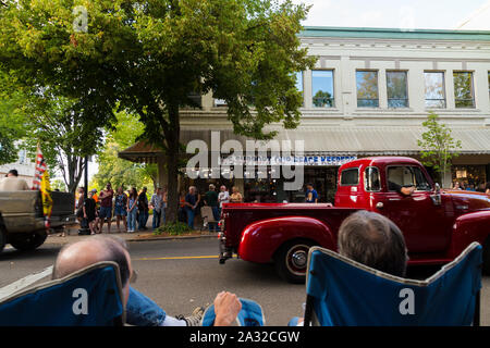 MCMINNVILLE, OU, USA - Aug 24, 2019 : Un rassemblement de voitures anciennes dans le centre-ville de Mcminnville, ou, avec l'un de nos troupes signe sur un bâtiment. Banque D'Images