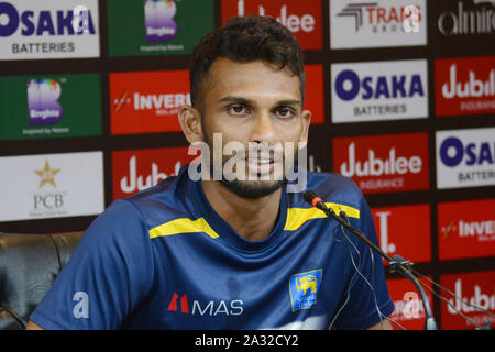 Lahore, Pakistan. 08Th Oct, 2019. Sri Lanka's vingt20 le capitaine Dasun Shanaka parle aux médias personnes, concernant le T-20 série entre le Pakistan et le Sri Lanka au stade de cricket de Kadhafi à Lahore. Le Pakistan va jouer son premier T20 contre le Sri Lanka le samedi, numéro un mondial vingt20 équipe Pakistan prendre sur un Sri Lanka inexpérimentés dans le premier d'une série de trois match à Lahore le 5 octobre, à partir de leur préparation à la Coupe du Monde de l'année prochaine dans les plus brefs délais. (Photo par Rana Sajid Hussain/Pacific Press) Credit : Pacific Press Agency/Alamy Live News Banque D'Images