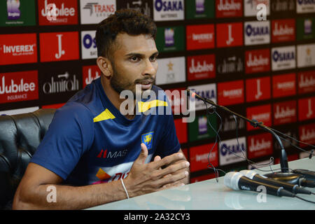 Lahore, Pakistan. 08Th Oct, 2019. Sri Lanka's vingt20 le capitaine Dasun Shanaka parle aux médias personnes, concernant le T-20 série entre le Pakistan et le Sri Lanka au stade de cricket de Kadhafi à Lahore. Le Pakistan va jouer son premier T20 contre le Sri Lanka le samedi, numéro un mondial vingt20 équipe Pakistan prendre sur un Sri Lanka inexpérimentés dans le premier d'une série de trois match à Lahore le 5 octobre, à partir de leur préparation à la Coupe du Monde de l'année prochaine dans les plus brefs délais. (Photo par Rana Sajid Hussain/Pacific Press) Credit : Pacific Press Agency/Alamy Live News Banque D'Images