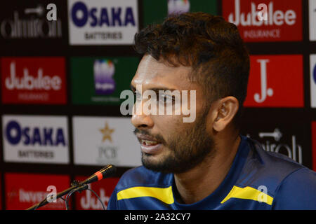 Lahore, Pakistan. 08Th Oct, 2019. Sri Lanka's vingt20 le capitaine Dasun Shanaka parle aux médias personnes, concernant le T-20 série entre le Pakistan et le Sri Lanka au stade de cricket de Kadhafi à Lahore. Le Pakistan va jouer son premier T20 contre le Sri Lanka le samedi, numéro un mondial vingt20 équipe Pakistan prendre sur un Sri Lanka inexpérimentés dans le premier d'une série de trois match à Lahore le 5 octobre, à partir de leur préparation à la Coupe du Monde de l'année prochaine dans les plus brefs délais. (Photo par Rana Sajid Hussain/Pacific Press) Credit : Pacific Press Agency/Alamy Live News Banque D'Images