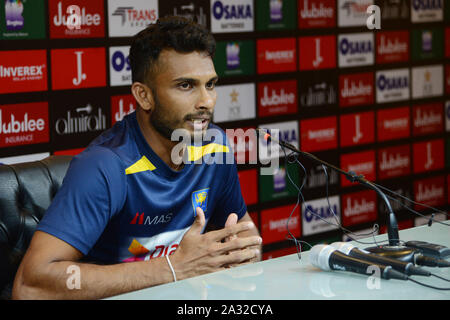 Lahore, Pakistan. 08Th Oct, 2019. Sri Lanka's vingt20 le capitaine Dasun Shanaka parle aux médias personnes, concernant le T-20 série entre le Pakistan et le Sri Lanka au stade de cricket de Kadhafi à Lahore. Le Pakistan va jouer son premier T20 contre le Sri Lanka le samedi, numéro un mondial vingt20 équipe Pakistan prendre sur un Sri Lanka inexpérimentés dans le premier d'une série de trois match à Lahore le 5 octobre, à partir de leur préparation à la Coupe du Monde de l'année prochaine dans les plus brefs délais. (Photo par Rana Sajid Hussain/Pacific Press) Credit : Pacific Press Agency/Alamy Live News Banque D'Images