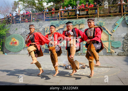 La chanson et la danse célébration de la rouge et bleu-robed Tsou Tsou Mayasvi au tribu festival autour de la Cuba, la réunion de la tribu située dans le village de Tefuye dans la montagne Alishan, Chiayi, Taïwan, l'Asie Banque D'Images