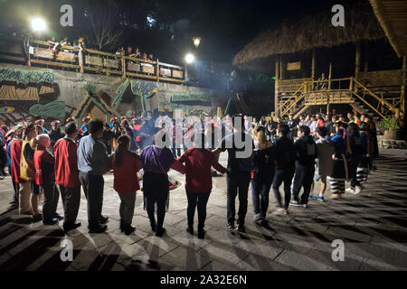 Les citoyens, les touristes et Tsou participants tout au long de la nuit de la danse au cours de l'Mayasvi Tsou du festival dans le village de Tefuye dans la montagne Alishan, Chiayi, Taïwan, l'Asie Banque D'Images