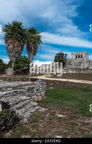 Vue sur le Yucatan ruines de Tulum dans les Caraïbes sur une journée ensoleillée. Le Mexique Banque D'Images