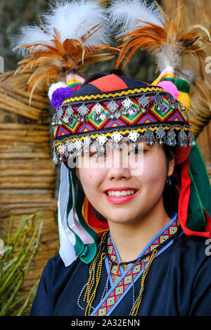 Jeune femme en costume traditionnel à l'Mayasvi Tsou du festival dans le village de Tefuye dans la montagne Alishan, Chiayi, Taïwan, l'Asie Banque D'Images