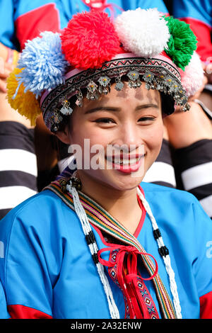 Jeune femme en costume traditionnel à l'Mayasvi Tsou du festival dans le village de Tefuye dans la montagne Alishan, Chiayi, Taïwan, l'Asie Banque D'Images