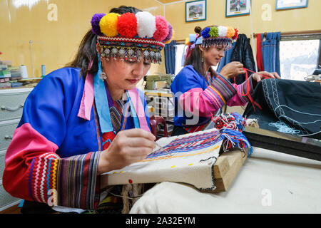 Les femmes de la tribu Tsou adapter les tribus traditionnelles robes dans leur salle de couture. Mayasvi Tsou du festival dans le village de Tefuye dans la montagne Alishan, Chiayi, Taïwan, l'Asie Banque D'Images