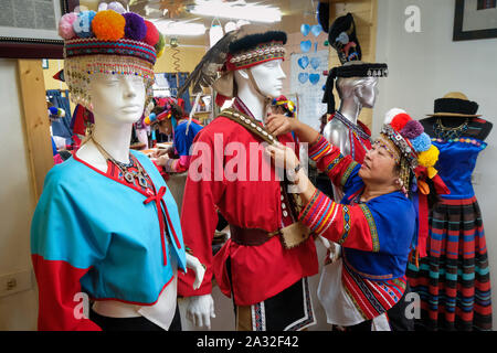 Les femmes de la tribu Tsou adapter les tribus traditionnelles robes dans leur salle de couture. Mayasvi Tsou du festival dans le village de Tefuye dans la montagne Alishan, Chiayi, Taïwan, l'Asie Banque D'Images