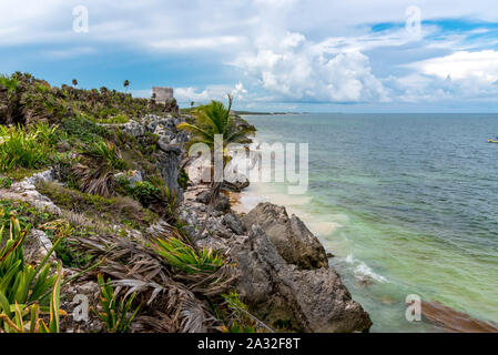 Vue sur le Yucatan ruines de Tulum dans les Caraïbes sur une journée ensoleillée. Le Mexique Banque D'Images