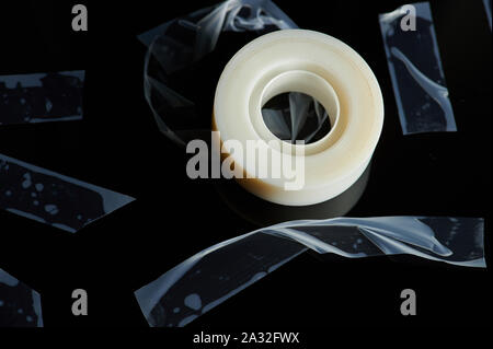 Rouleau de scotch transparent thème. Fixer à l'arrière-plan de bande blanche Banque D'Images