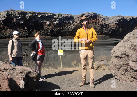 L'intérieur du cratère du volcan Lemptegy Auvergne ouvert au tourisme avec visite guidée Banque D'Images