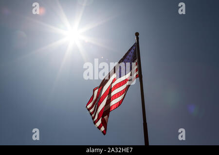 Une simple composition d'un drapeau américain avec un rétroéclairage sunburst. Banque D'Images