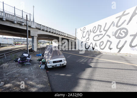 PORTLAND, OR, USA - Aug 25, 2019 : les camps de sans-abri avec tentes et abris bâche sous un pont dans le centre-ville de Portland en Oregon. Banque D'Images