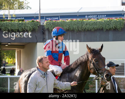 Week-end de course d'automne et fête de la bière d'Ascot, Ascot Racecourse, Ascot, Berkshire, Royaume-Uni. 4 octobre, 2019. Ryan Moore jockey remporte le Novice Veolia enjeux sur l'Caravane de l'Espoir (IRE) administré par le Dr Ali Ridha, Formateur Hugo Palmer, Newmarket et source de Oak Hill Stud. Credit : Maureen McLean/Alamy Banque D'Images