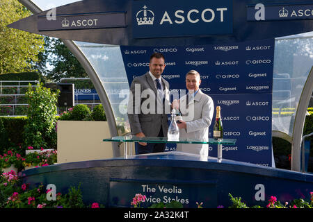 Week-end de course d'automne et fête de la bière d'Ascot, Ascot Racecourse, Ascot, Berkshire, Royaume-Uni. 4 octobre, 2019. Ryan Moore jockey remporte le Novice Veolia enjeux sur l'Caravane de l'Espoir (IRE) administré par le Dr Ali Ridha, Formateur Hugo Palmer, Newmarket et source de Oak Hill Stud. Credit : Maureen McLean/Alamy Banque D'Images