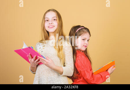 Les petites filles avec note books. Amitié et fraternité. de cahiers d'écriture. Retour à l'école. Les élèves de lire un livre. Projet d'école. Heureux petits enfants prêts pour l'école leçon. L'étude difficile. Banque D'Images