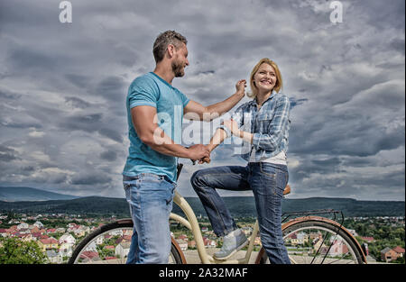Comment satisfaire les filles alors qu'à vélo. Homme avec barbe et dame blonde timide sur la première date. Couple tout juste de faire connaissance. Femme se sent timide en société avec macho attrayant. Ramasser des fille. Banque D'Images
