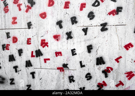 Lettres de l'alphabet peint sur un mur. Idéal pour les concepts créatifs et d'horizons différents. Banque D'Images